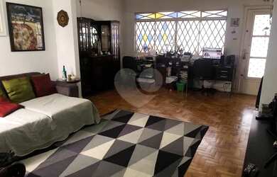 Imagem: A casa possui 3 Dormitórios, 4 Banheiros, 2 Vagas na garagem