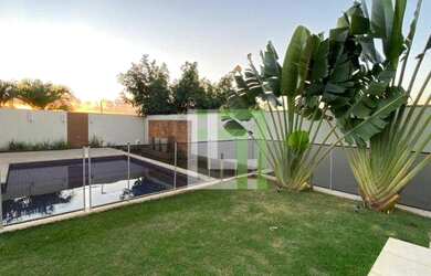 Imagem: A casa em condomínio possui 4 Dormitórios, 5 Banheiros, 3