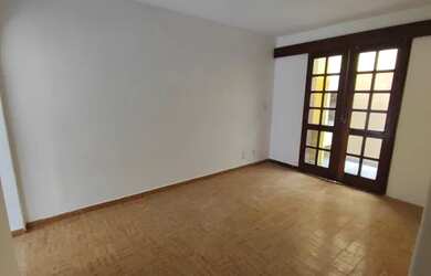 Imagem: A casa possui 3 Dormitórios, 2 Banheiros, 1 Vaga na garagem