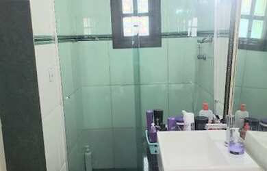 Imagem: A casa possui 3 Dormitórios, 3 Banheiros, 2 Vagas na garagem