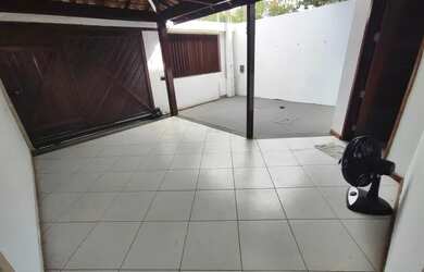 Imagem: A casa possui 3 Dormitórios, 2 Banheiros, 1 Vaga na garagem