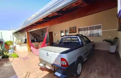 Imagem: A casa possui 3 Dormitórios, 2 Banheiros, 4 Vagas na garagem