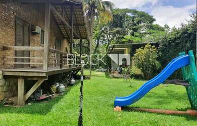 Imagem: A casa possui 4 Dormitórios, 5 Banheiros, 5 Vagas na garagem