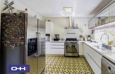 Imagem: A casa possui 4 Dormitórios, 5 Banheiros, 3 Vagas na garagem