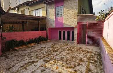 Imagem: A casa possui 4 Dormitórios, 3 Banheiros, 2 Vagas na garagem