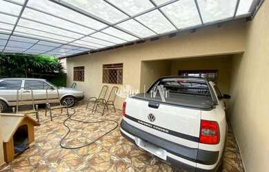 Imagem: A casa possui 2 Dormitórios, 1 Banheiro, 3 Vagas na garagem