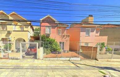 Imagem: A casa possui 3 Dormitórios, 3 Banheiros, 3 Vagas na garagem