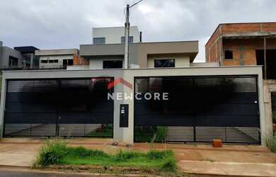 Imagem: A casa possui 3 Dormitórios, 2 Banheiros, 2 Vagas na garagem