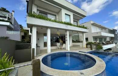 Imagem: A casa em condomínio à venda possui 4 Dormitórios, 5 Banheiros