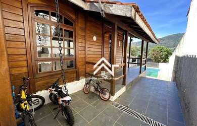 Imagem: A casa possui 3 Dormitórios, 2 Banheiros, 2 Vagas na garagem