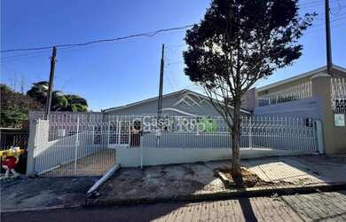 Imagem: A casa possui 3 Dormitórios, 2 Banheiros, 2 Vagas na garagem