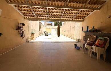 Imagem: A casa possui 5 Dormitórios, 5 Banheiros, 4 Vagas na garagem