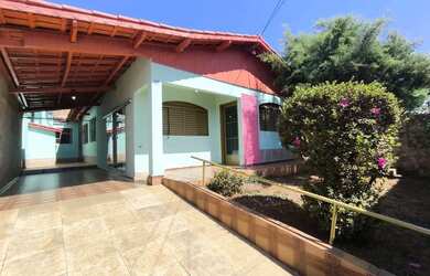 Imagem: A casa possui 3 Dormitórios, 3 Banheiros, 3 Vagas na garagem