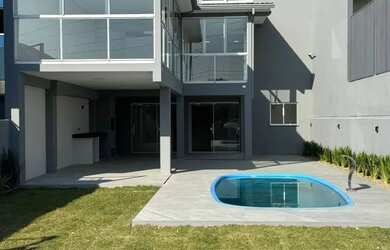 Imagem: A casa possui 3 Dormitórios, 3 Banheiros, 3 Vagas na garagem