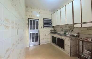 Imagem: A casa possui 2 Dormitórios, 2 Banheiros, 2 Vagas na garagem