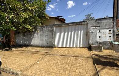 Imagem: A casa possui 4 Dormitórios, 4 Banheiros, 4 Vagas na garagem