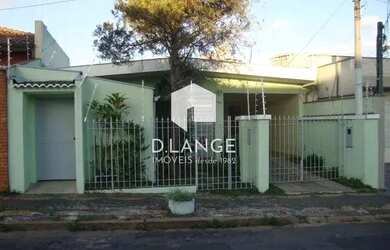 Imagem: A casa possui 3 Dormitórios, 2 Banheiros, 1 Vaga na garagem