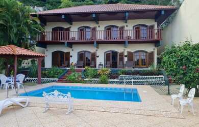 Imagem: A casa possui 4 Dormitórios, 5 Banheiros, 5 Vagas na garagem