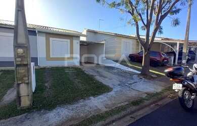 Imagem: A casa possui 3 Dormitórios, 1 Banheiro, 2 Vagas na garagem