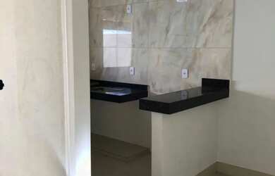 Imagem: A casa possui 2 Dormitórios, 1 Banheiro, 2 Vagas na garagem