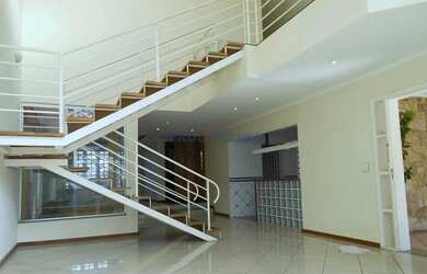 Imagem: A casa possui 4 Dormitórios, 5 Banheiros, 2 Vagas na garagem