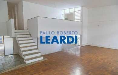 Imagem: A casa possui 3 Dormitórios, 3 Banheiros, 4 Vagas na garagem