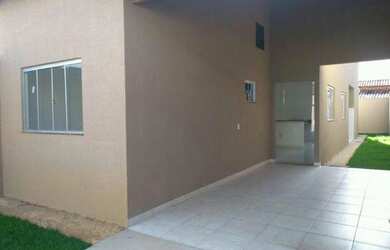 Imagem: A casa possui 2 Dormitórios, 2 Vagas na garagem e está localizado