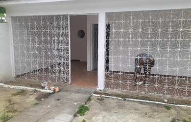 Imagem: A casa possui 2 Dormitórios, 1 Banheiro, 2 Vagas na garagem