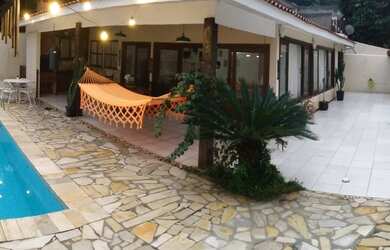 Imagem: A casa possui 5 Dormitórios, 5 Banheiros, 3 Vagas na garagem