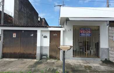 Imagem: A casa possui 3 Dormitórios, 1 Banheiro, 1 Vaga na garagem