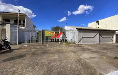 Imagem: A casa possui 3 Dormitórios, 2 Banheiros, 5 Vagas na garagem