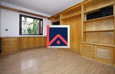 Imagem: A casa possui 4 Dormitórios, 5 Banheiros, 5 Vagas na garagem