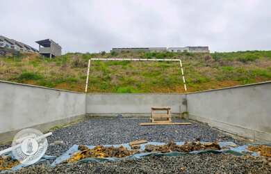 Imagem: A casa possui 2 Dormitórios, 2 Banheiros, 2 Vagas na garagem