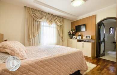 Imagem: A casa possui 4 Dormitórios, 3 Banheiros, 3 Vagas na garagem