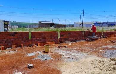 Imagem: A casa possui 1 Dormitório, 1 Banheiro, 1 Vaga na garagem