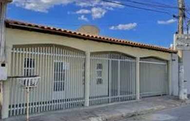 Imagem: A casa possui 3 Dormitórios, 1 Banheiro, 1 Vaga na garagem