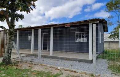 Imagem: A casa possui 3 Dormitórios, 2 Banheiros, 2 Vagas na garagem