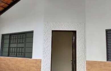 Imagem: A casa possui 3 Dormitórios, 2 Banheiros, 2 Vagas na garagem