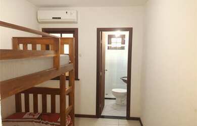 Imagem: A casa possui 3 Dormitórios, 3 Banheiros, 1 Vaga na garagem