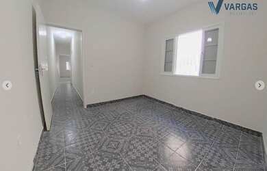 Imagem: A casa possui 2 Dormitórios, 1 Banheiro, 2 Vagas na garagem