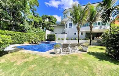 Imagem: A casa em condomínio possui 4 Dormitórios, 5 Banheiros, 4