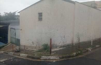 Imagem: A casa possui 2 Dormitórios, 1 Banheiro, 2 Vagas na garagem