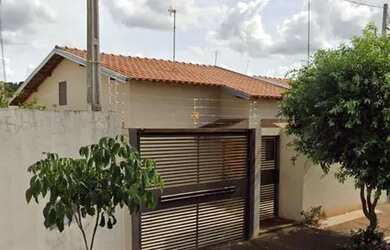 Imagem: A casa possui 2 Dormitórios, 1 Banheiro e está localizado