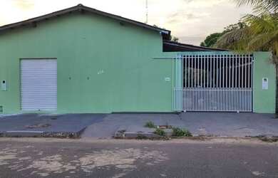 Imagem: A casa possui 3 Dormitórios, 2 Banheiros, 2 Vagas na garagem