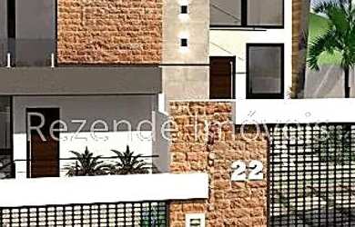 Imagem: A casa possui 3 Dormitórios, 2 Banheiros, 2 Vagas na garagem