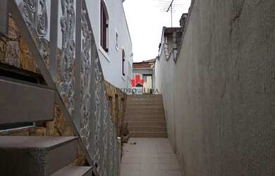 Imagem: A casa possui 4 Dormitórios, 2 Banheiros, 2 Vagas na garagem