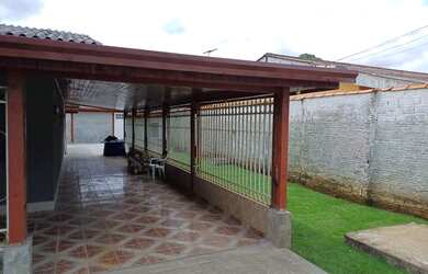 Imagem: A casa possui 2 Dormitórios, 2 Banheiros, 4 Vagas na garagem