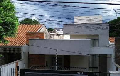 Imagem: A casa possui 3 Dormitórios, 3 Banheiros, 2 Vagas na garagem