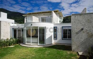 Imagem: A casa em condomínio possui 3 Dormitórios, 1 Banheiro, 3 Vagas