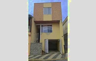 Imagem: A casa possui 3 Dormitórios, 2 Banheiros, 1 Vaga na garagem